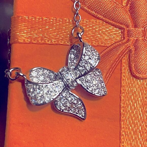 925 Sterling Silver Diamond Bow Pendant Necklace New in Gift Box - Picture 7 of 7